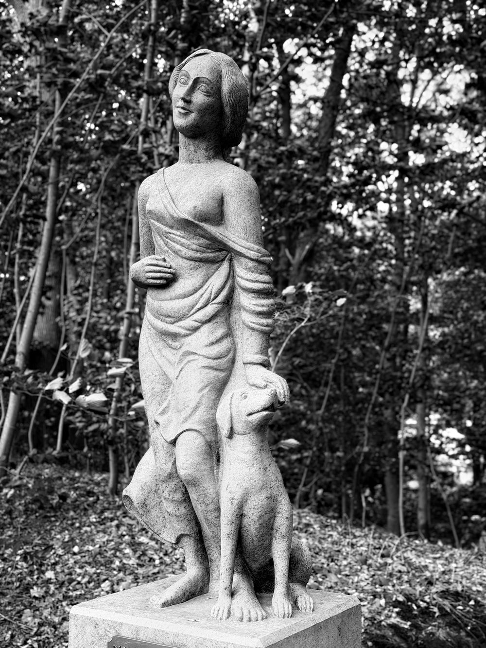 Schwarzweißfoto der Sabinenfigur von der Seite, mit sitzendem Hund und dem Sockel